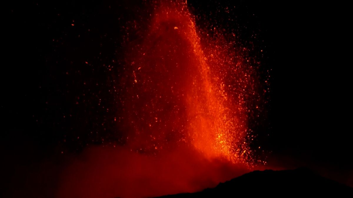 Na Sicílii se probudila Etna. Soptící vulkán zavřel letiště v Katánii a nabídl úžasnou podívanou